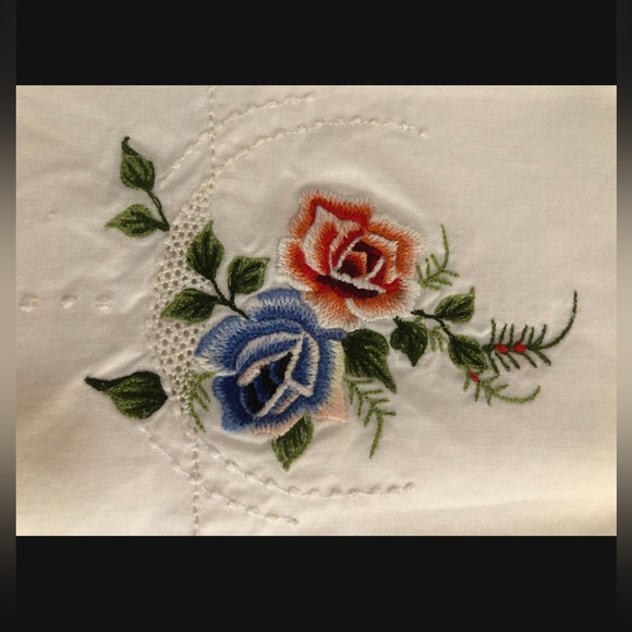 VINTAGE EMBROIDERED PILLOWCASES - Picture 2 of 3